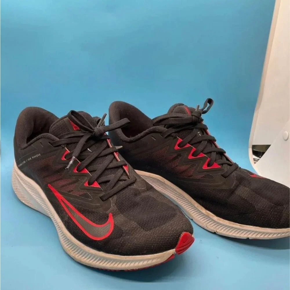 Men’s Nike running shoe quest size 9